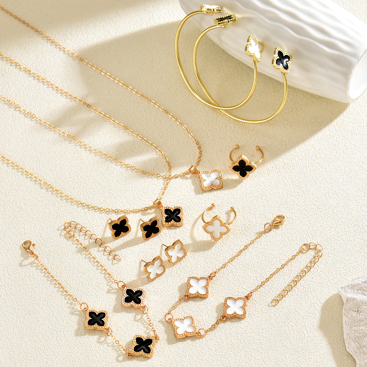Luxury Black/White Enamel Flow - Formal Wear Jewelry For Women のレビューと価格